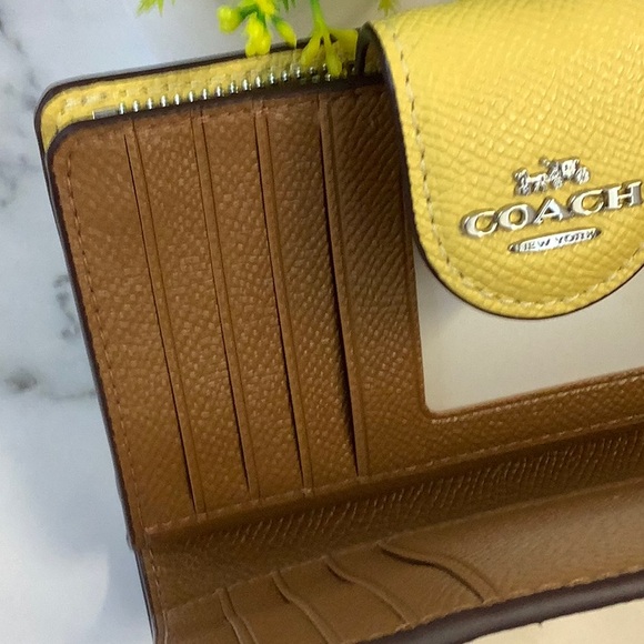 NWT Coach Medium Corner Zipper Wallet - Retro Yellow - Picture 2 of 6